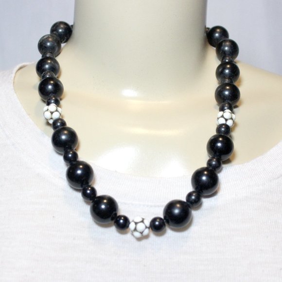 1980's Round Plastic Gumball Black Onyx & White Beaded choker Necklace - Picture 1 of 6